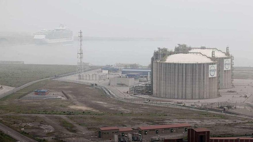 Vista de la ampliación de El Musel, con la regasificadora en primer término y un crucero al fondo.