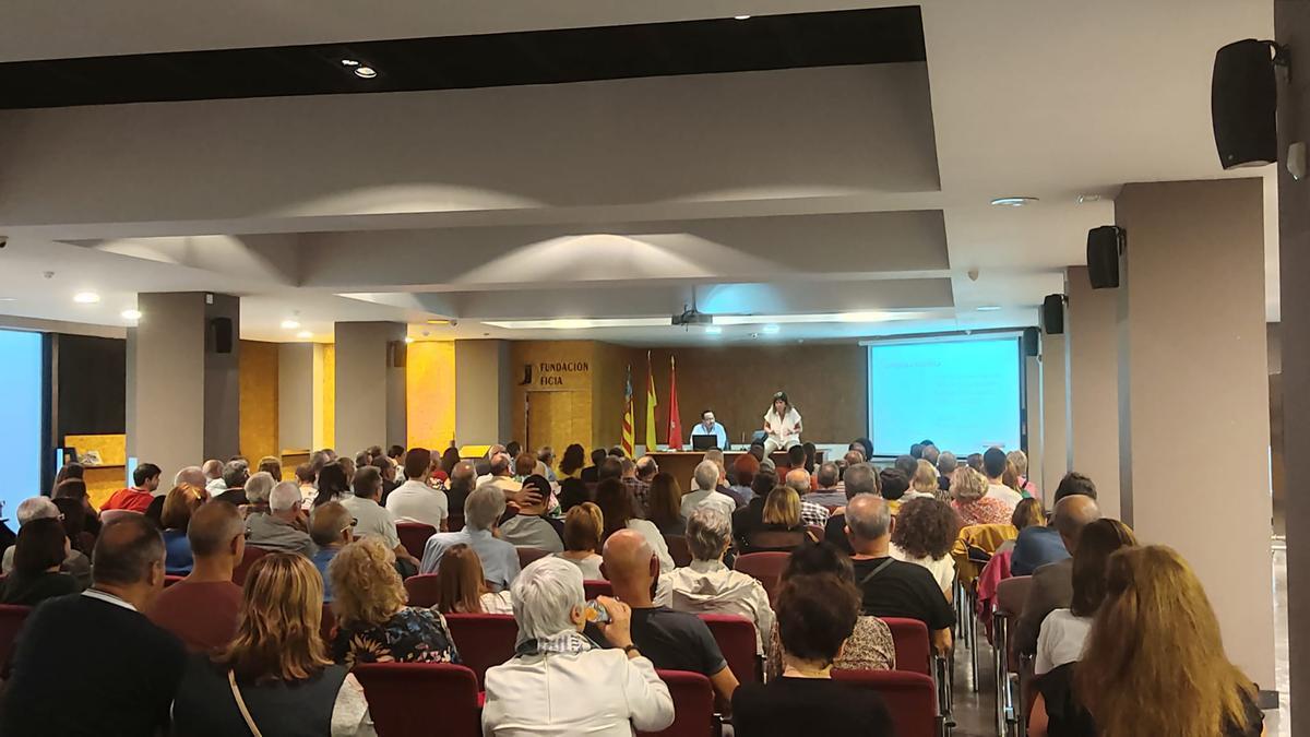 El salón de actos del Museo del Calzado se llenó para asistir a la conferencia.