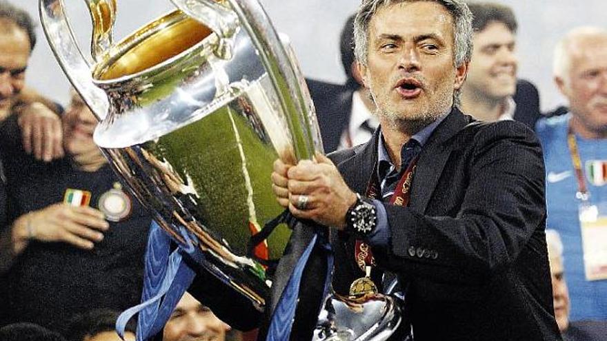 Mourinho levanta el trofeo de la Liga de Campeones que ganó en la pasada edición con el Inter.