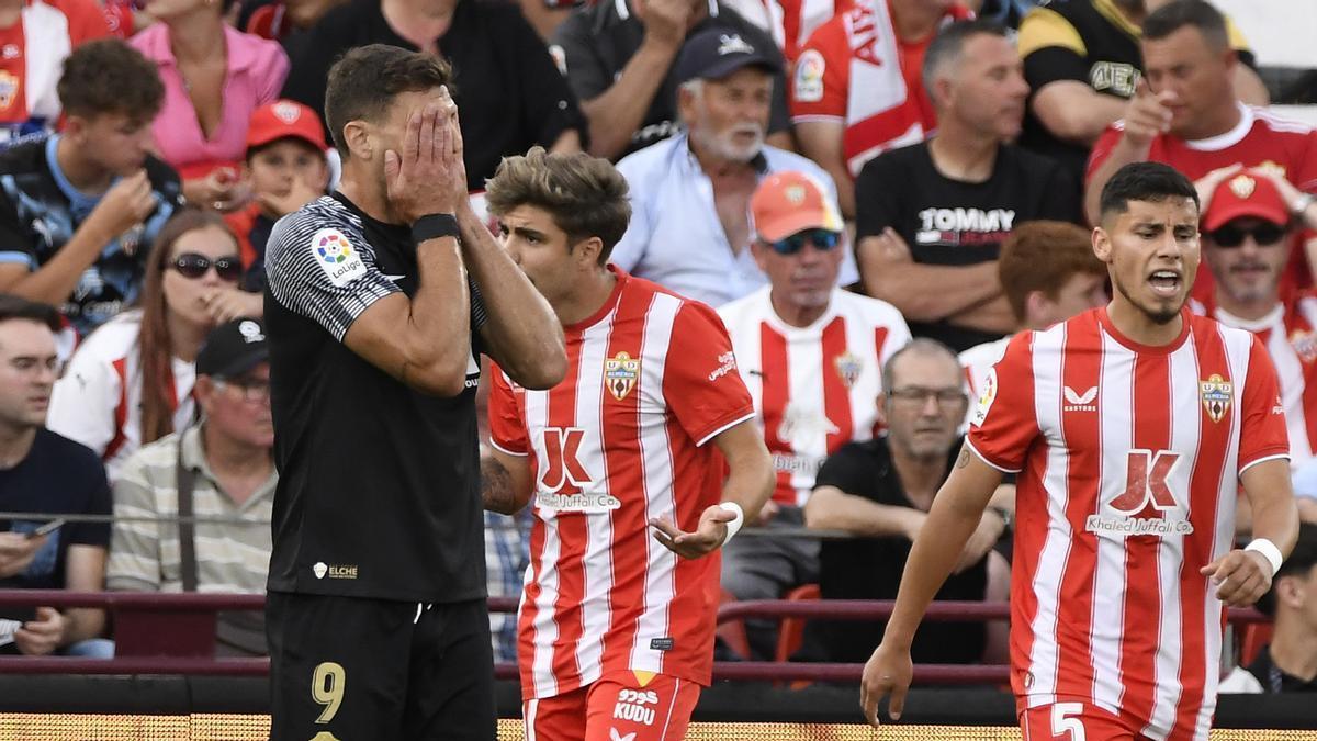 Lucas Boyé se tapa la cara tras un gol del Almería
