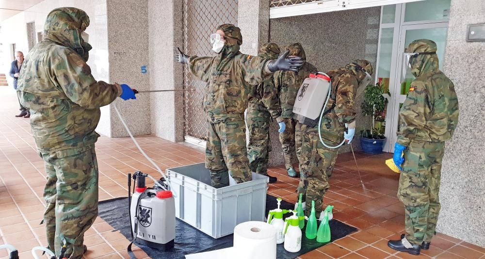 Los militares durante la tarea de limpieza del centro. // Marta G. Brea