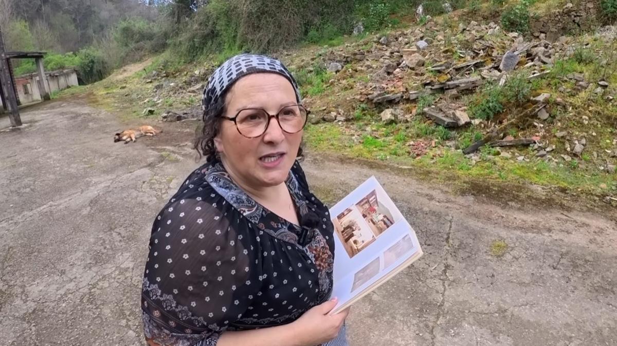 Tere, con un álbum de foto de sus antiguos vecinos del pueblo.