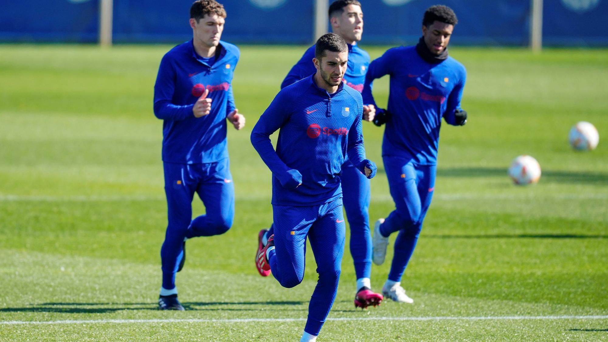 Ferran Torres, en el entrenamiento previo al duelo copero Madrid-Barça corre por delante de Christensen, Alarcón y Balde.