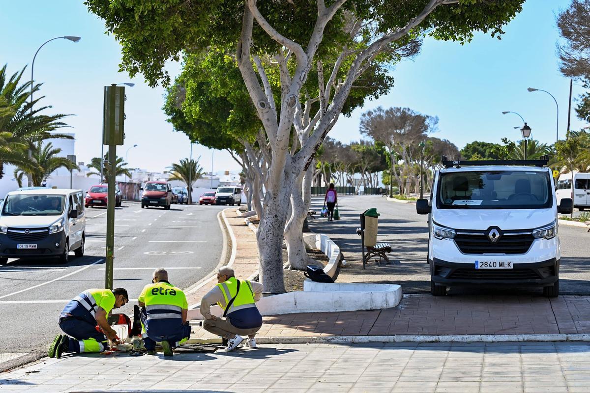 Desde esta semana los técnicos de la empresa adjudicataria del servicio de mantenimiento de la red semafórica de Arrecife están reprogramando el circuito
