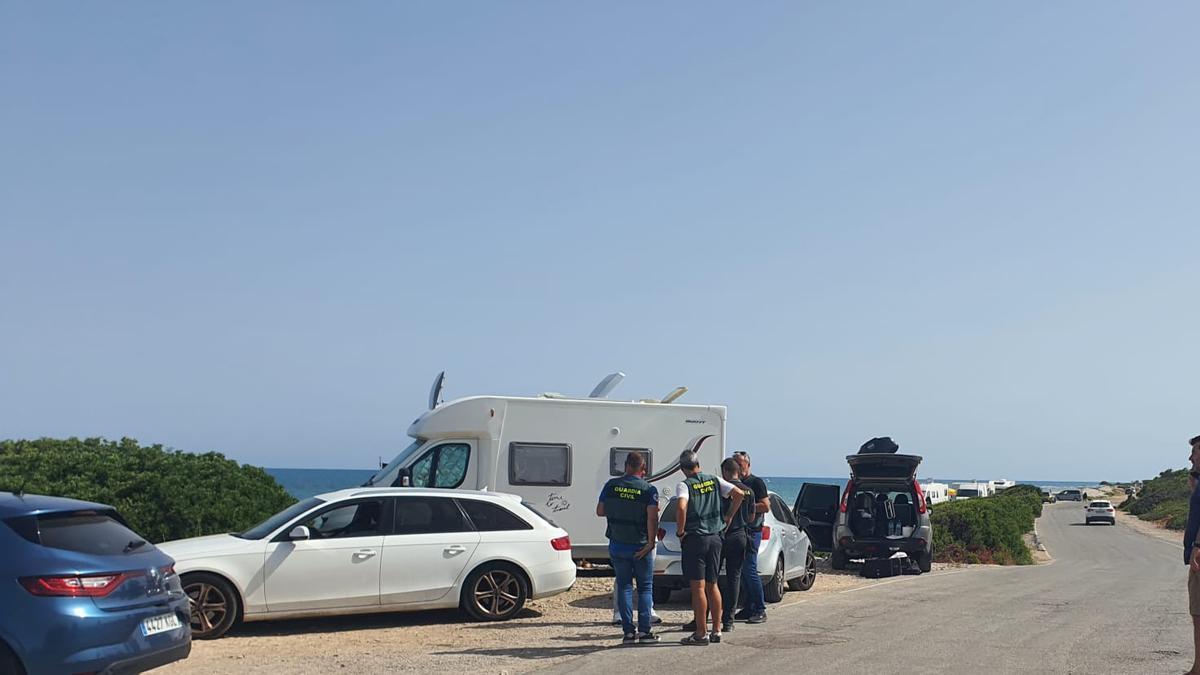 Agentes de la Guardia Civil realizan las primeras comprobaciones, junto a la autocaravana donde ha aparecido el cuerpo.