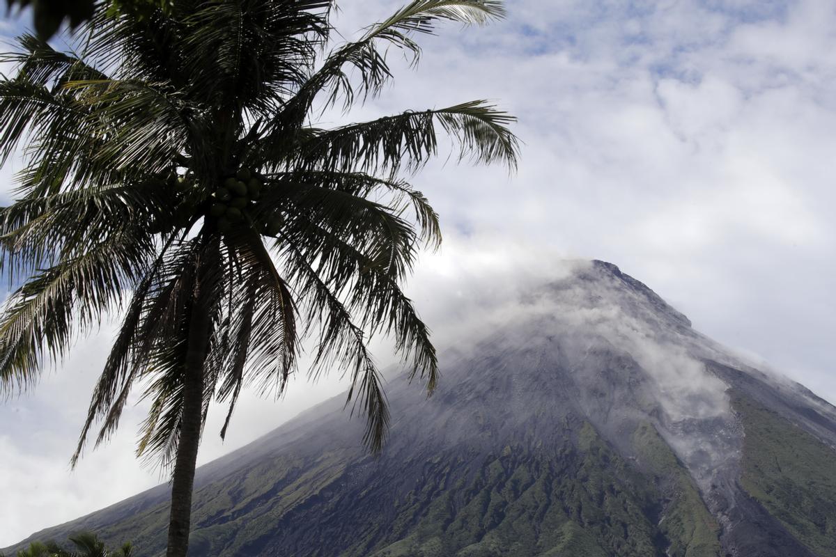 El volcán Mayón sigue activo en Filipinas