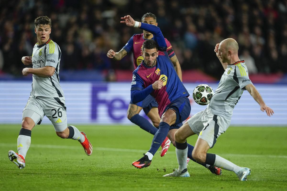 BARCELONA, 11/03/2025.- El delantero del Barcelona Ferrán Torres (c) pelea un balón con Fredrik Aursnes (d), del Benfica, durante el partido de vuelta de los octavos de final de la Liga de Campeones que FC Barcelona y SL Benfica han disputado este martes en el Estadi Olímpic Lluís Companys. EFE/Alejandro García