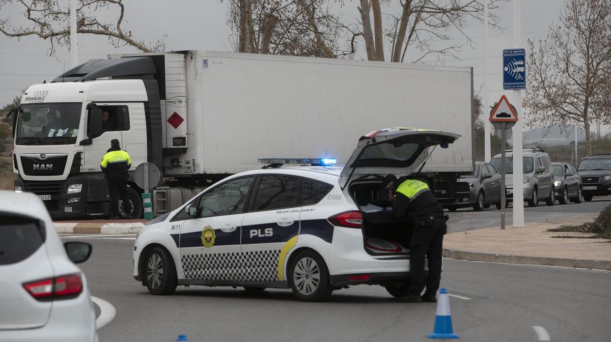 Un policía local de Sagunt, en un control.