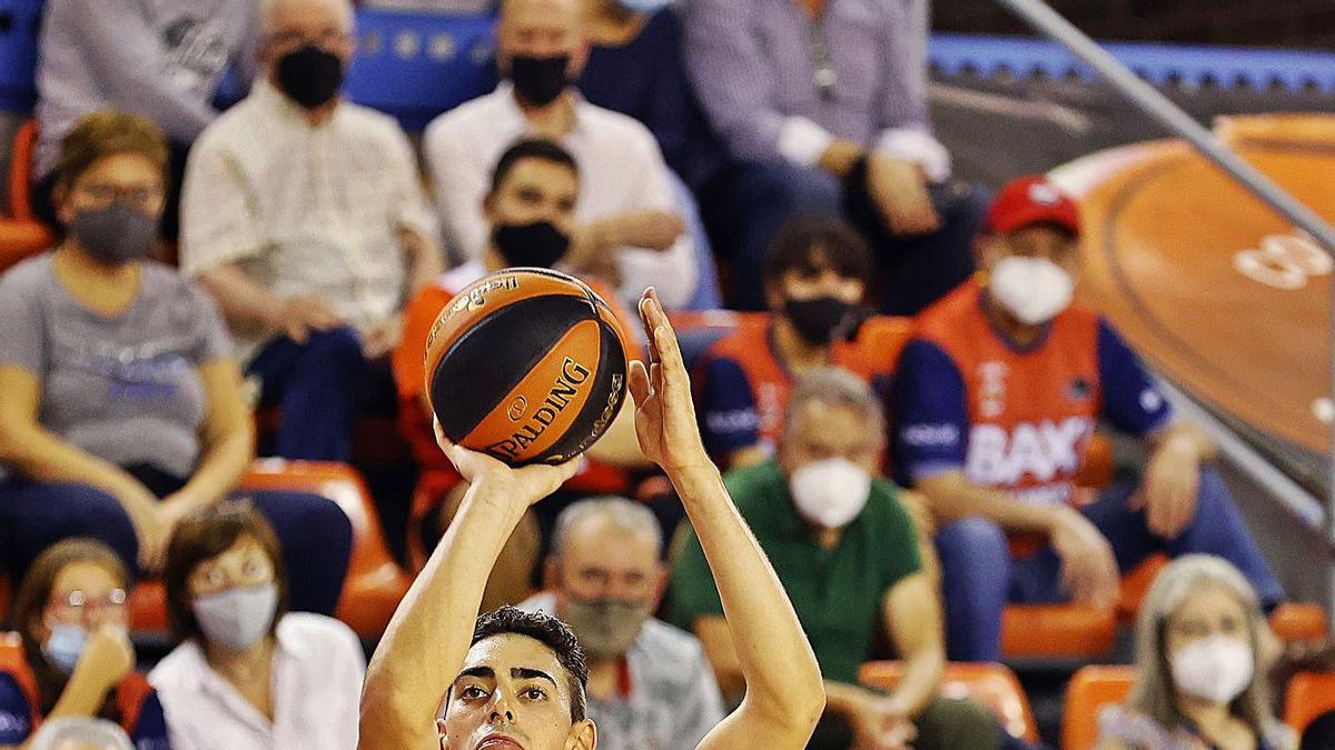 Josep Puerto, en un lanzamiento a canasta en el partido de ayer en Manresa. | ACB PHOTO / J. ALBERCH