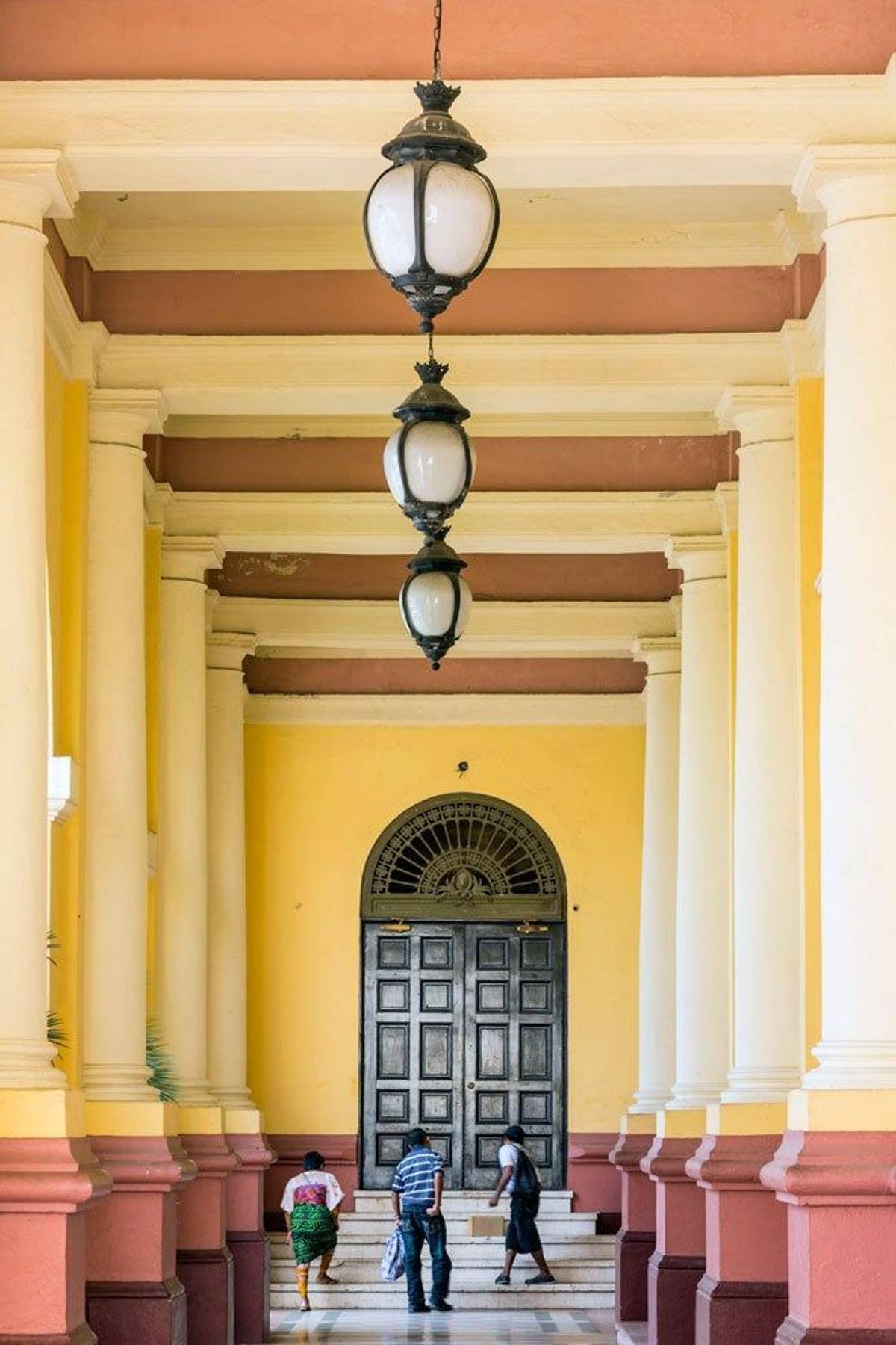 El Teatro Nacional de Panamá fue construido por el arquitecto italiano Genaro Ruggieri e inaugurado en 1908.