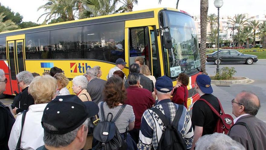 Cola de pasajeros subiendo a uno de los buses del TIB que conectan la isla.