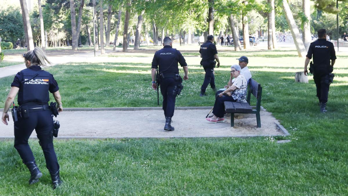Agentes de la Policía Nacional en el parque Delicias, ayer, tras el aviso de reyerta.