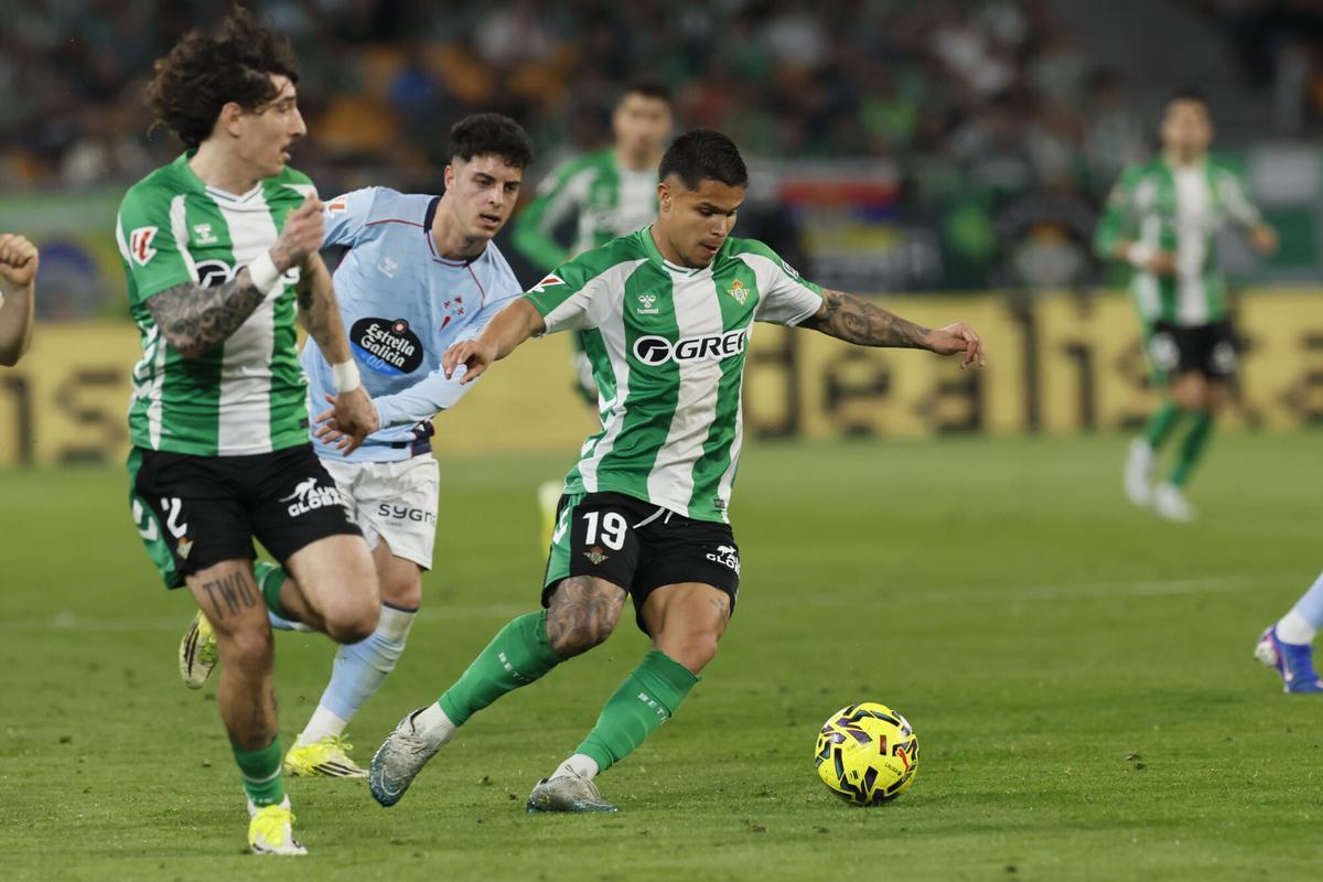 Betis y Celta prolongan su pulso por la quinta plaza con un empate.