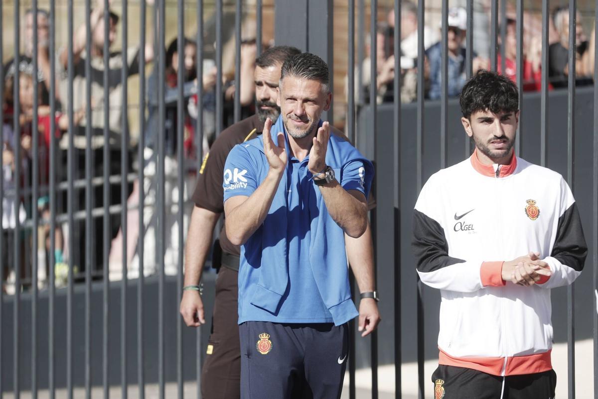 Los aficionados del Mallorca despiden con cánticos al equipo en su salida hacia Valencia