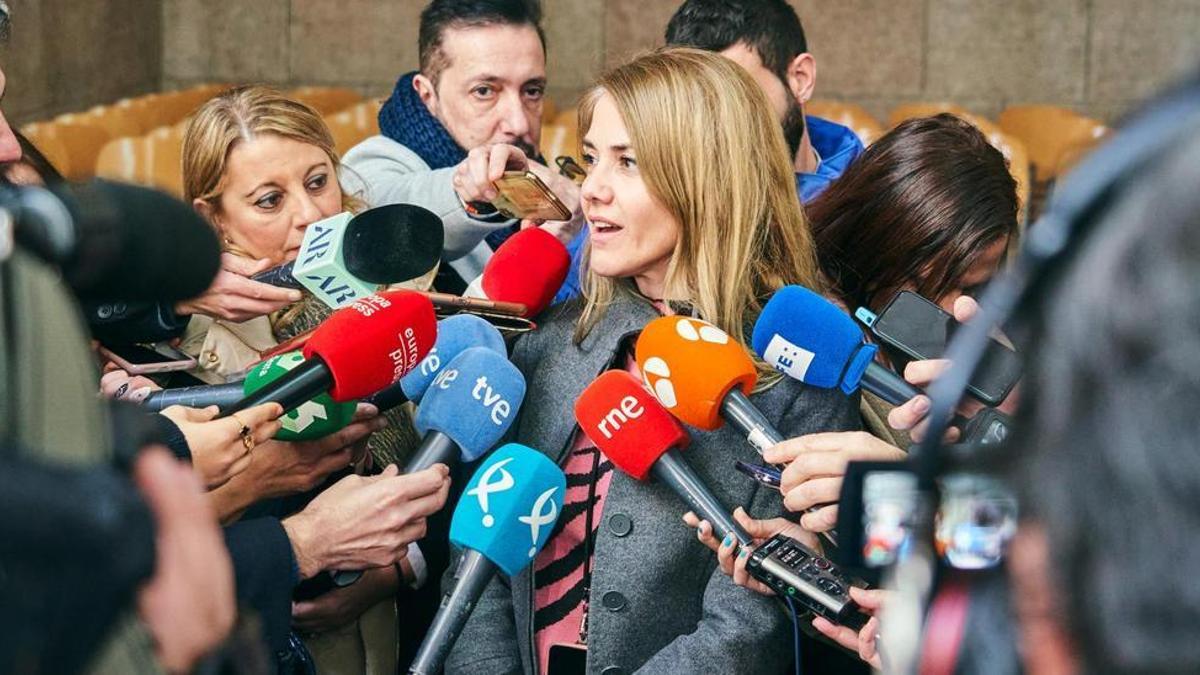 La abogada de los acusados, Sylvia Córdoba, responde a los medios tras una sesión del juicio.