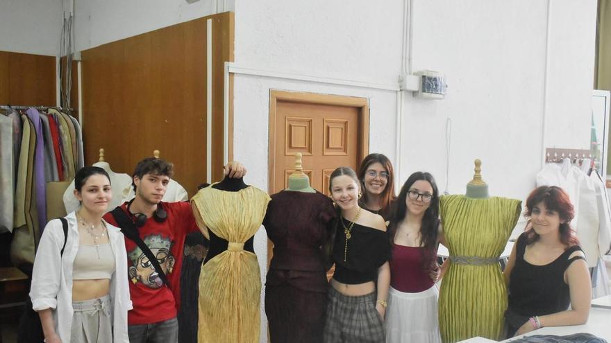 El IES Universidad Laboral de Cáceres rescata una de las técnicas más enigmáticas de la historia de la moda: 