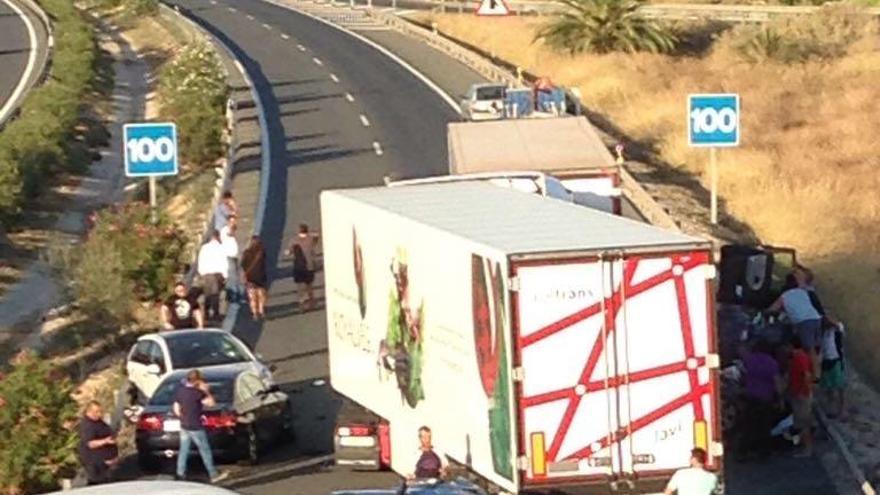 Un grave accidente en la A-7 deja seis muertos y al menos cinco heridos graves en Murcia