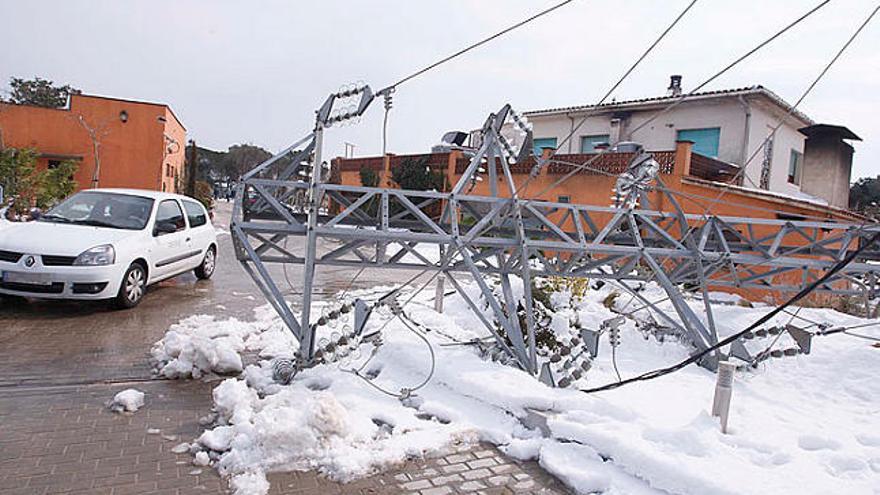 Una torre elèctrica caiguda ahir al matí al mig d&#039;un carrer de Llagostera