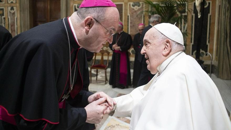 El obispo de Orihuela-Alicante, José Ignacio Munilla, con el papa Francisco, en imagen de archivo. / INFORMACIÓN