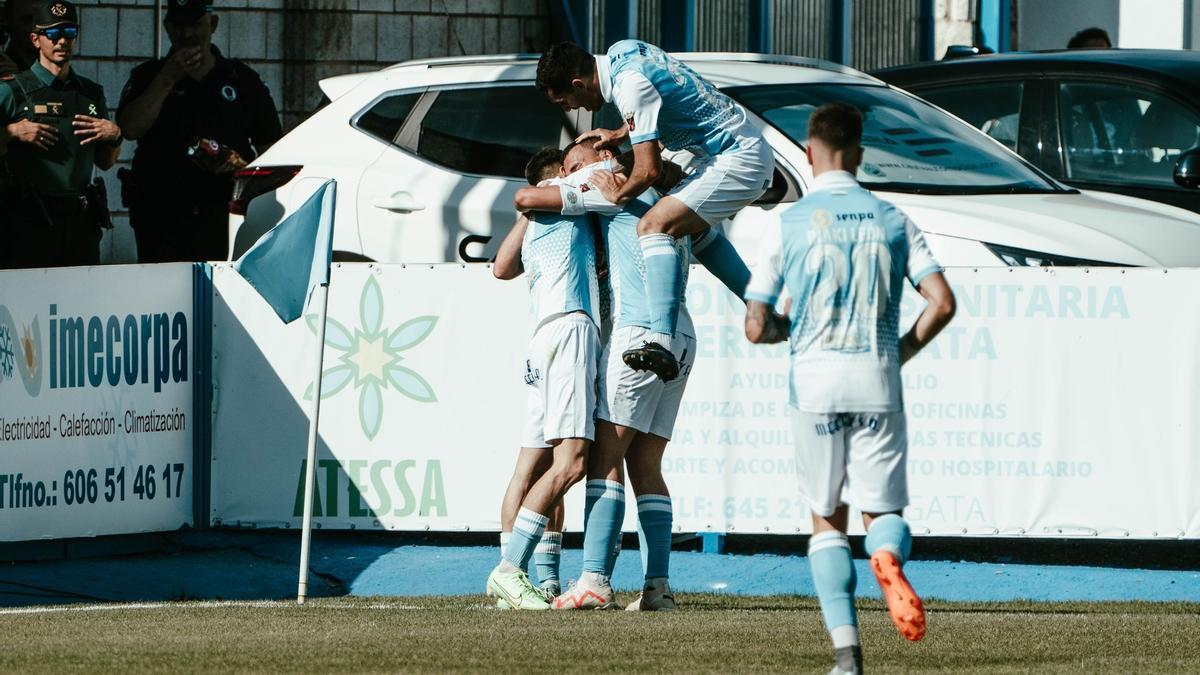 Los jugadores del Coria celebran un gol durante un partido.