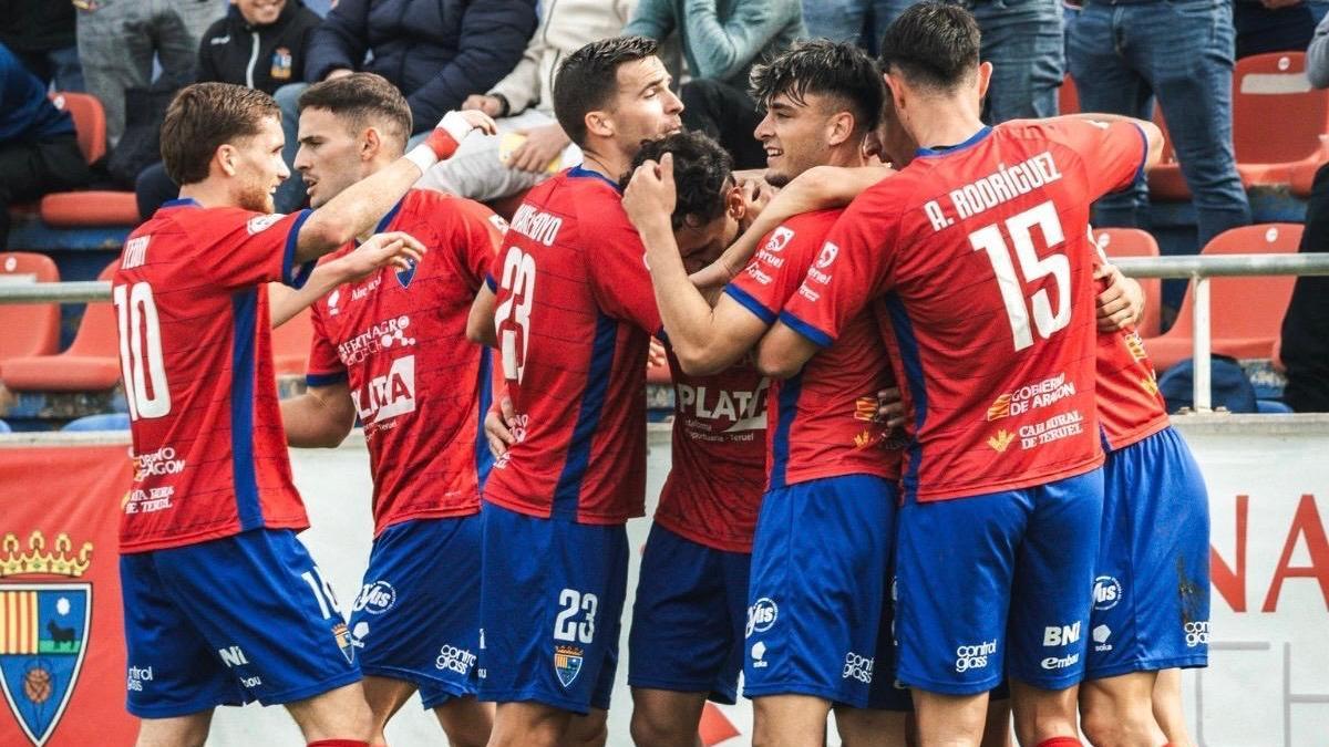 Los jugadores del Teruel celebran un gol en Pinilla