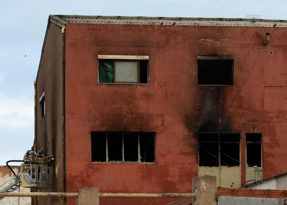 Incendi a una nau abandonada de Badalona