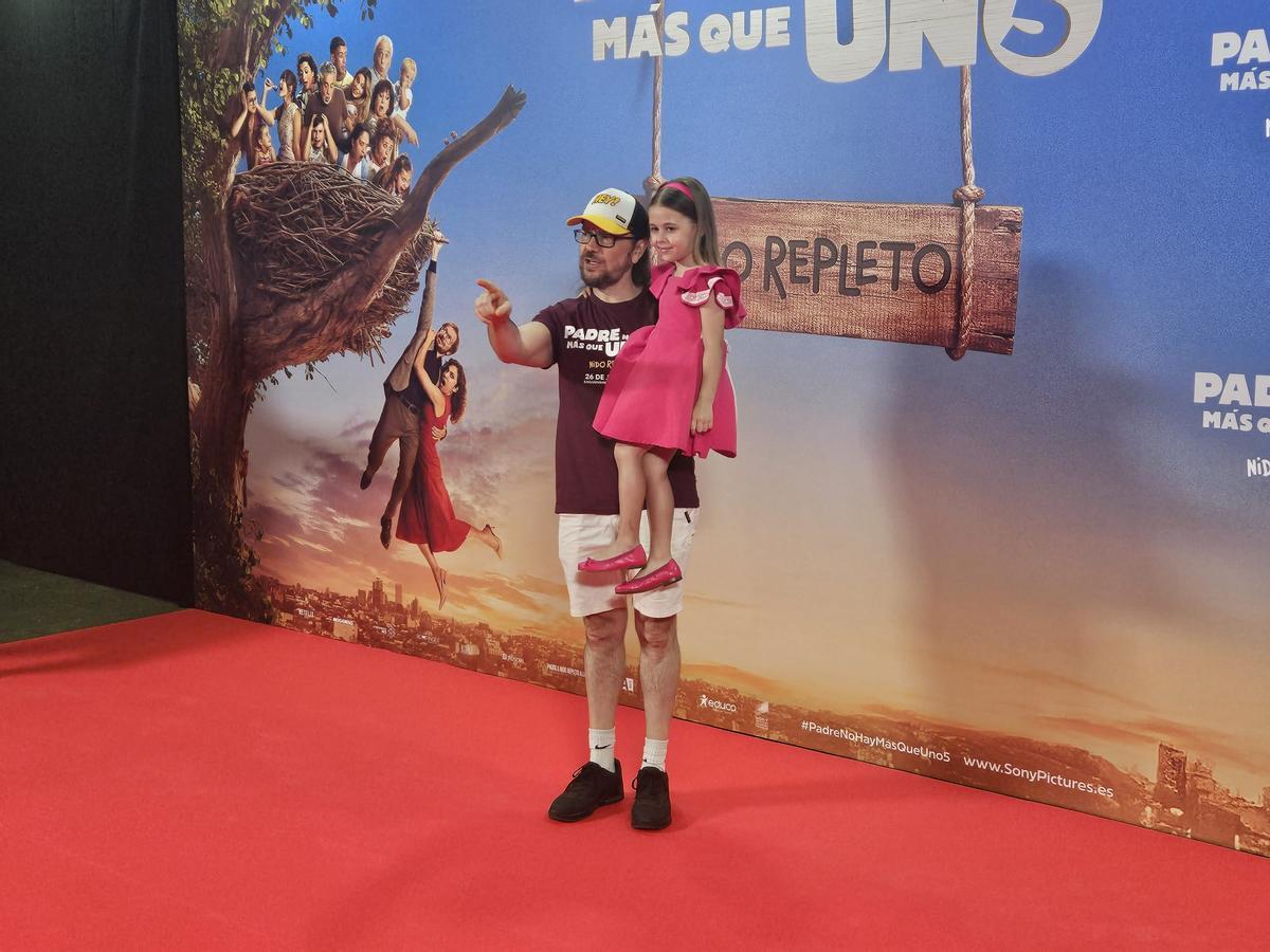 Santiago Segura y la pequeña Blanca.