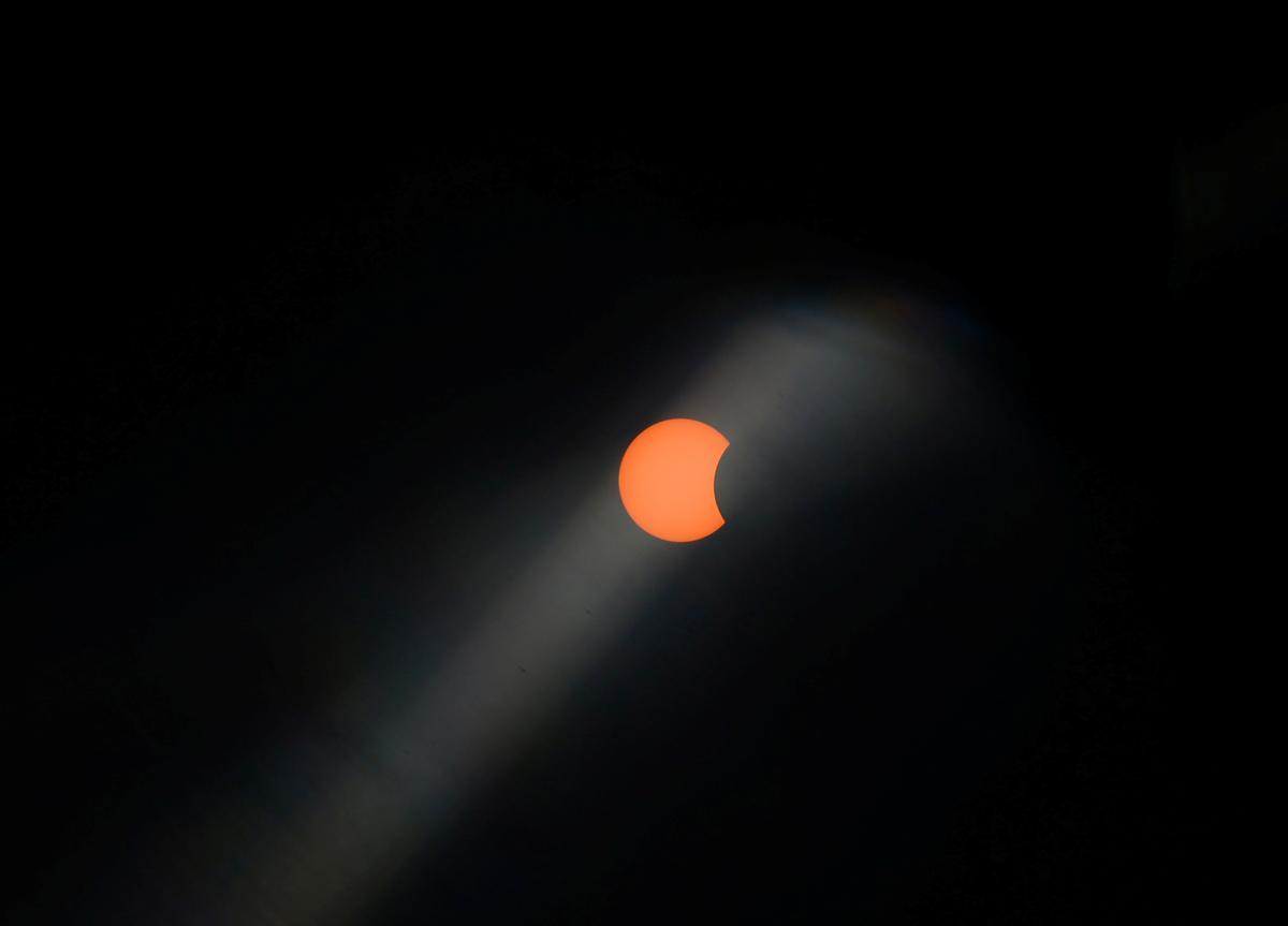El eclipse híbrido visto desde el área de la gran mezquita en Padang, provincia de Sumatra occidental, Indonesia.