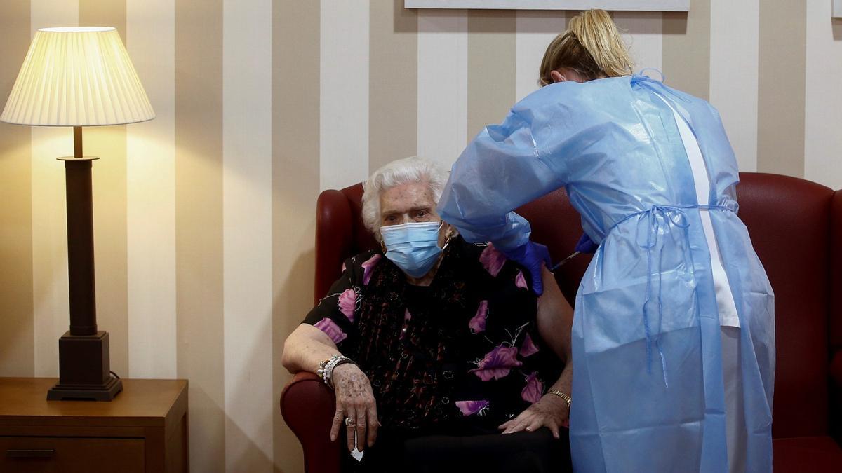 Personal sanitario administra a una mujer de 92 años la segunda dosis de la vacuna contra el covid-19 de Pfizer-BioNTech en la residencia DomusVi Sabadell Ciutat, el pasado 21 de enero.