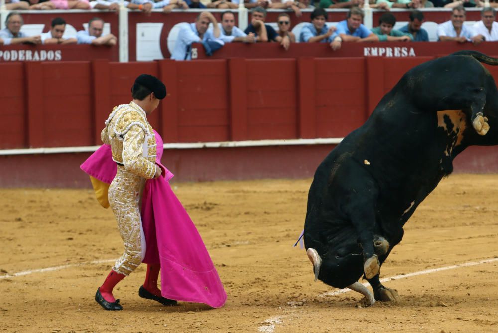 Las imágenes de la tercera corrida de abono de la feria taurina de Málaga en La Malagueta.