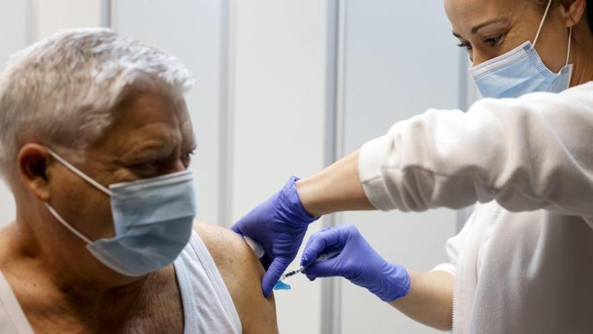 Vacuna y mascarilla. Necesarias.