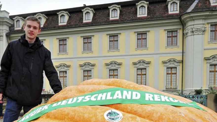 las mayores calabazas de europa. La localidad de Ludwigsburg, Alemania, acoge estos días el Campeonato de Europa de calabazas gigantes. En la imagen, el agricultor Johannes Tanner, junto al ejemplar que presentó al concurso.  efe