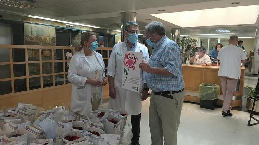 1.200 rosas para los sanitarios de Plasencia