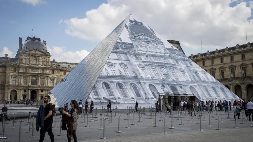 Desaparece la pirámide de cristal de la plaza del Louvre