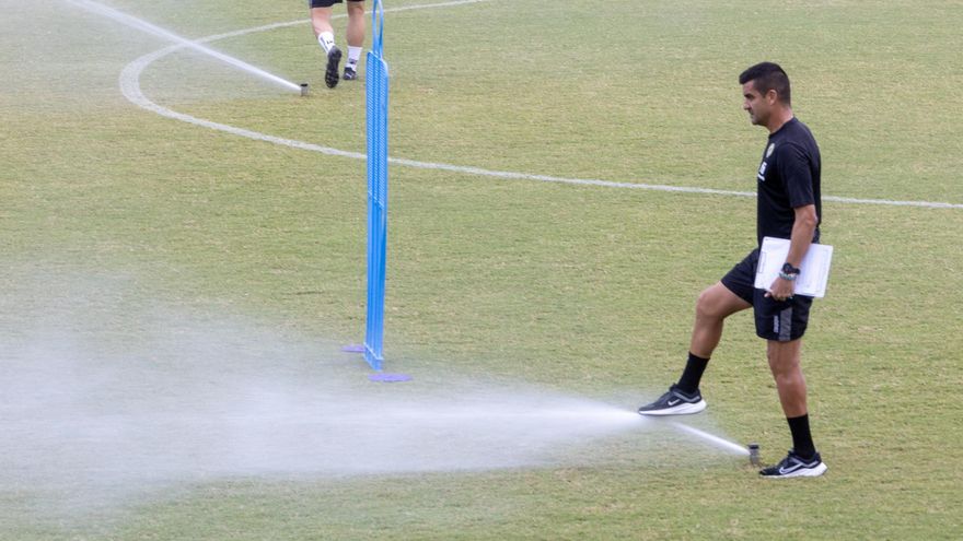 Torrecilla dice ahora que Carlos Abad puede jugar el Antequera-Hércules