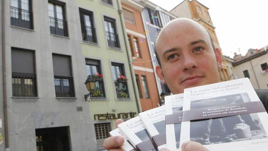 Miguel Barrero, ayer, con ejemplares de su libro en la plaza Periodista Arturo Arias, frente al lugar que ocupaba la casa en la que fue asesinado &quot;Rambal&quot;, ahora un edificio de nueva planta.