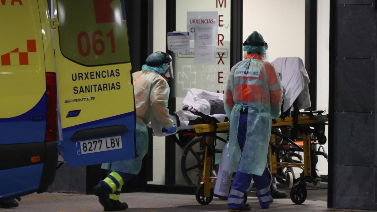 Una ambulancia dejando a un paciente en Urxenxias del Cunqueiro. // R. Grobas