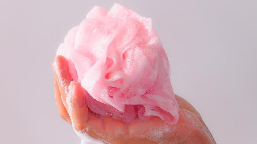 El truco del microondas que se usa para desinfectar la esponja del baño