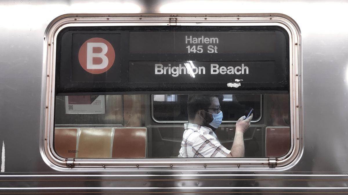 Un ciudadano con mascarilla, en el Metro de Nueva York.