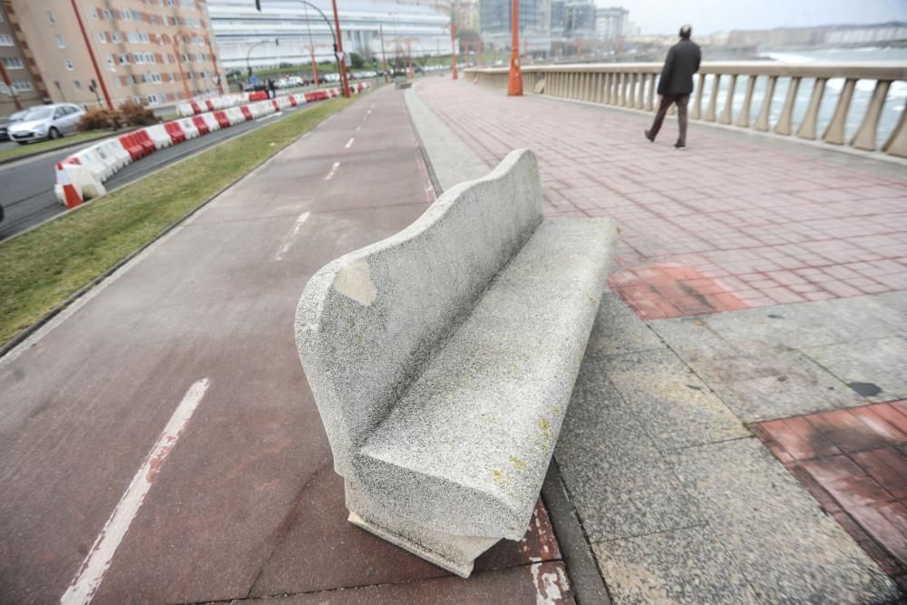 Daños en A Coruña por las olas en alerta roja