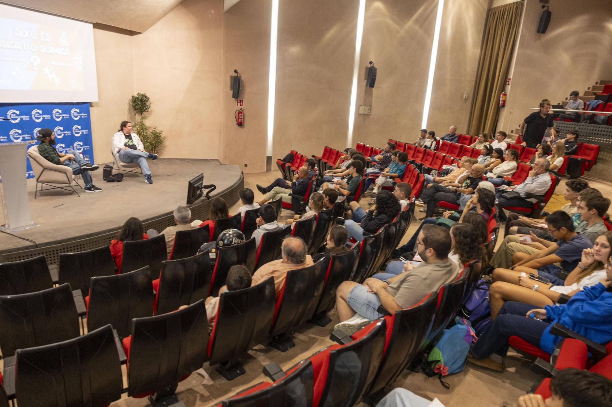 FOTOS | El Físico Barbudo entrevistó al divulgador tras el canal Ponte Bata en un encuentro en Diario de Mallorca