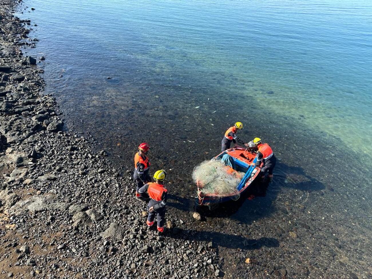 Bomberos del Consorcio de Seguridad y Emergencias de Lanzarote trasladan a tierra la barca robada con los aparejos de pesca.