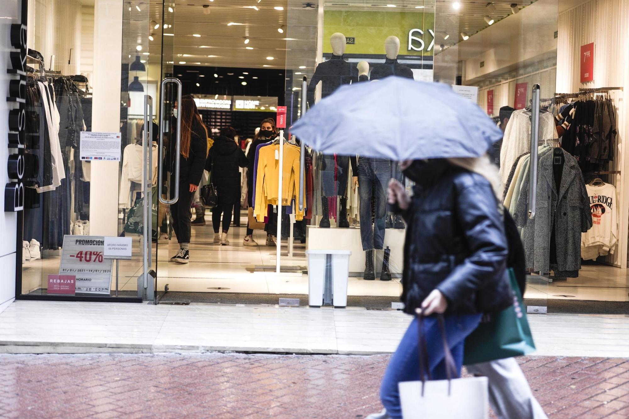 La lluvia arruina el primer día oficial de rebajas invernales