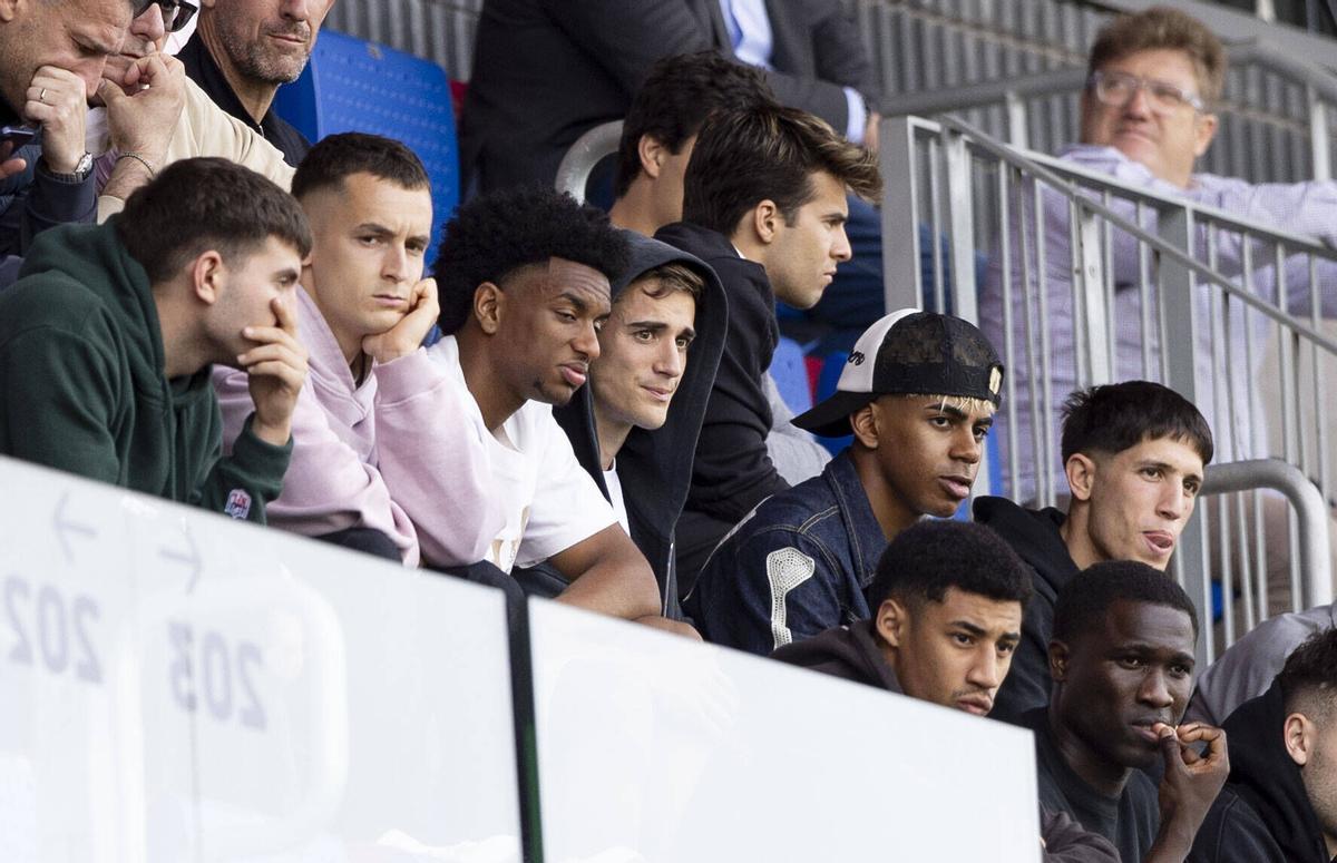 Casadó, Balde, Gavi y Lamine Yamal presenciando, ayer, el duelo entre el Barcelona Atlètic y el Andorra.