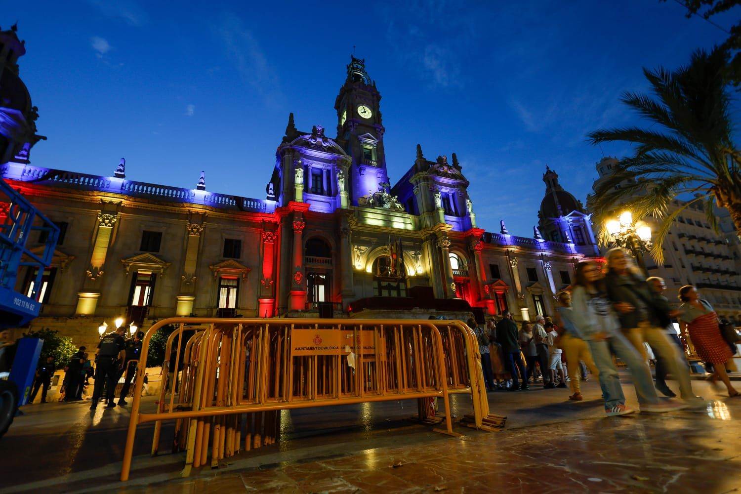 El centro se llena en vísperas del Nou d'Octubre para ver la Senyera