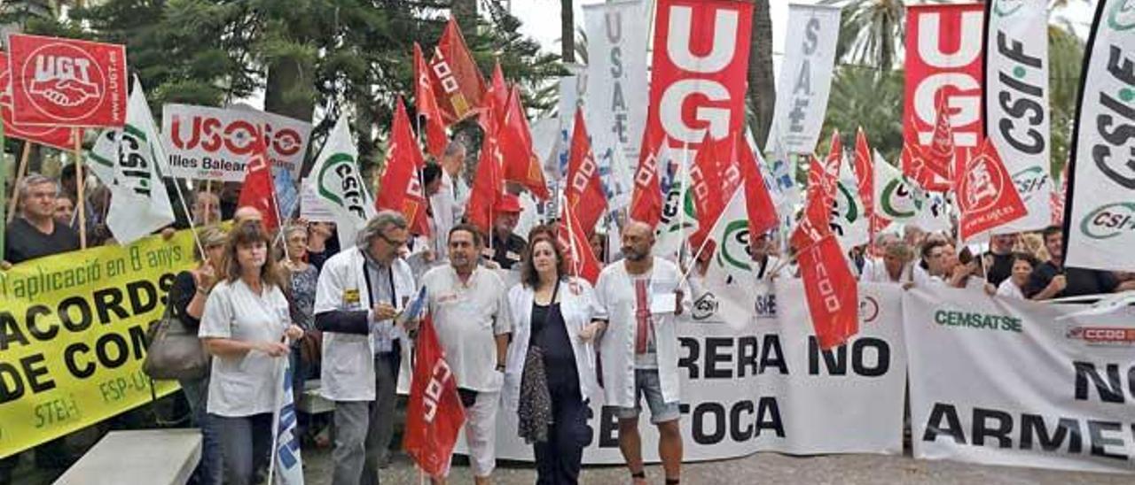 Profesionales sanitarios en una concentración ante el Consolat, sede de la Presidencia de Balears.