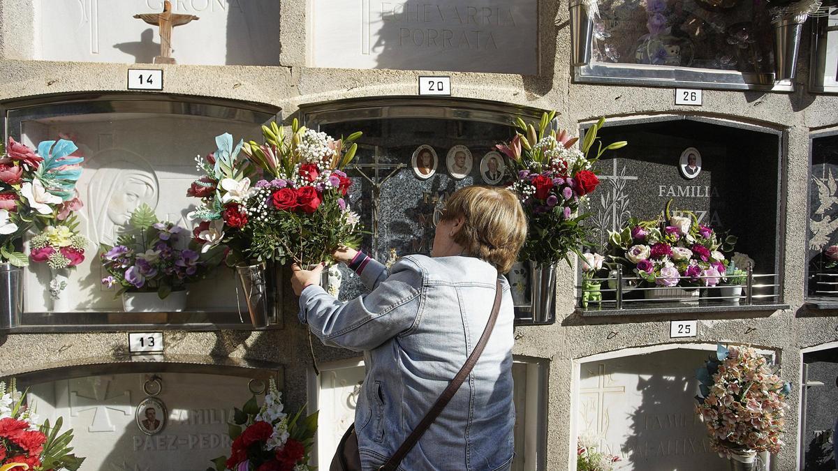 Una dona en el cementiri de Girona