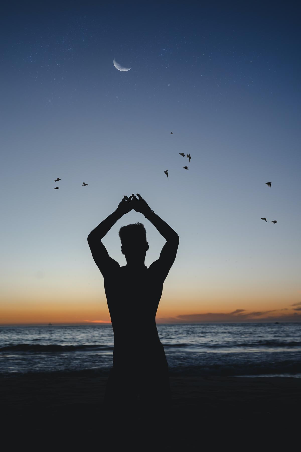 Persona en calma, disfrutando de la playa.