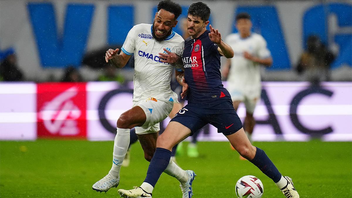 Lucas Beraldo lucha el balón con Aubameyang en una acción del encuentro entre el Olympiquye de Lyon y el PSG