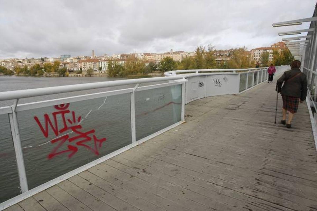 El Puente de Hierro sufre destrozos por su parte más débil, los cristales